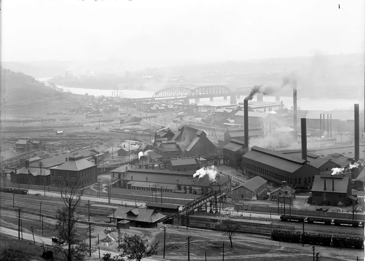 The Edgar Thomson Works at Braddock, with the Monongahela River beyond, about 1908.