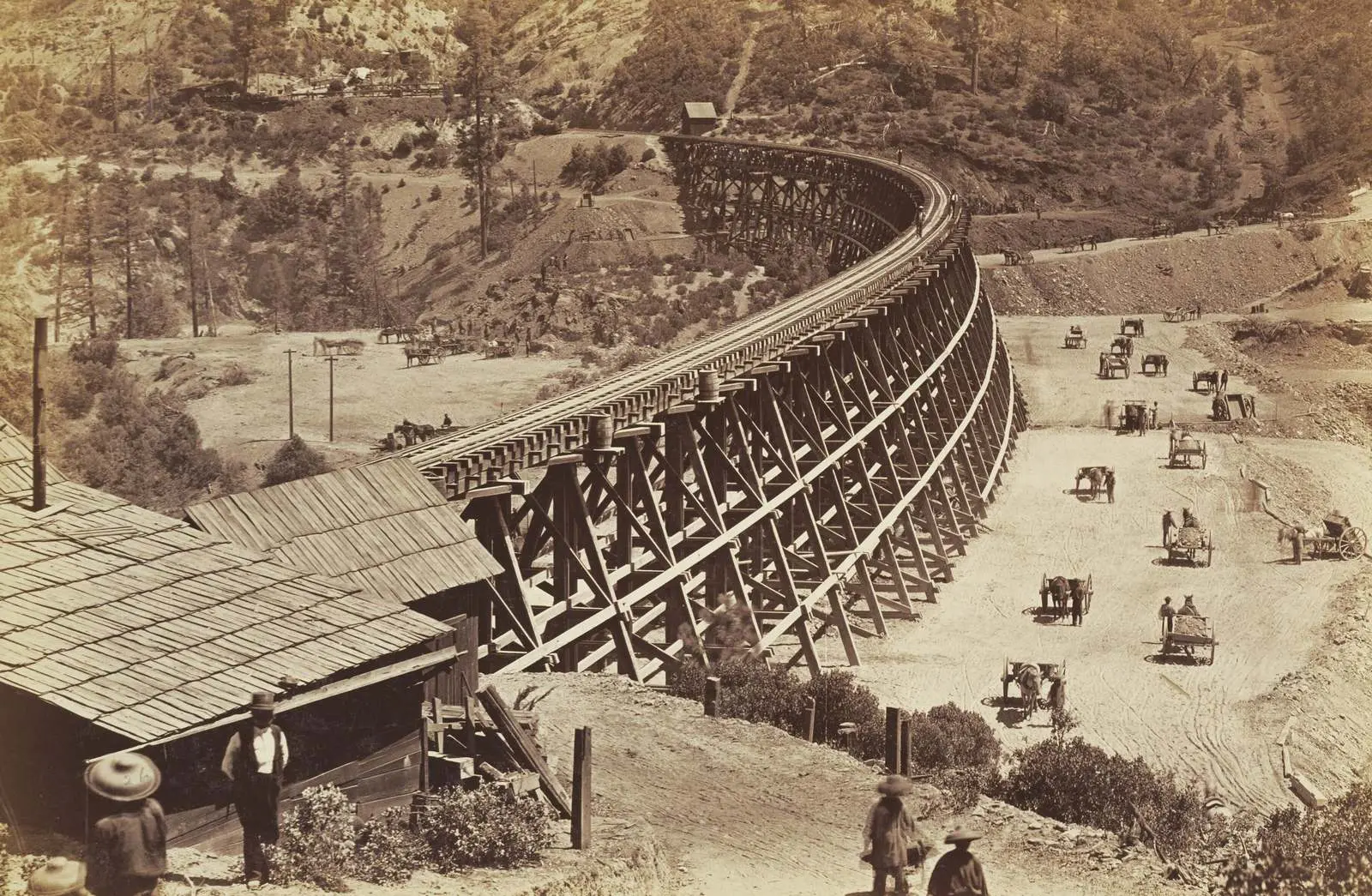 A Central Pacific timber trestle curving along a mountainside, photographed by Carleton Watkins in 1877