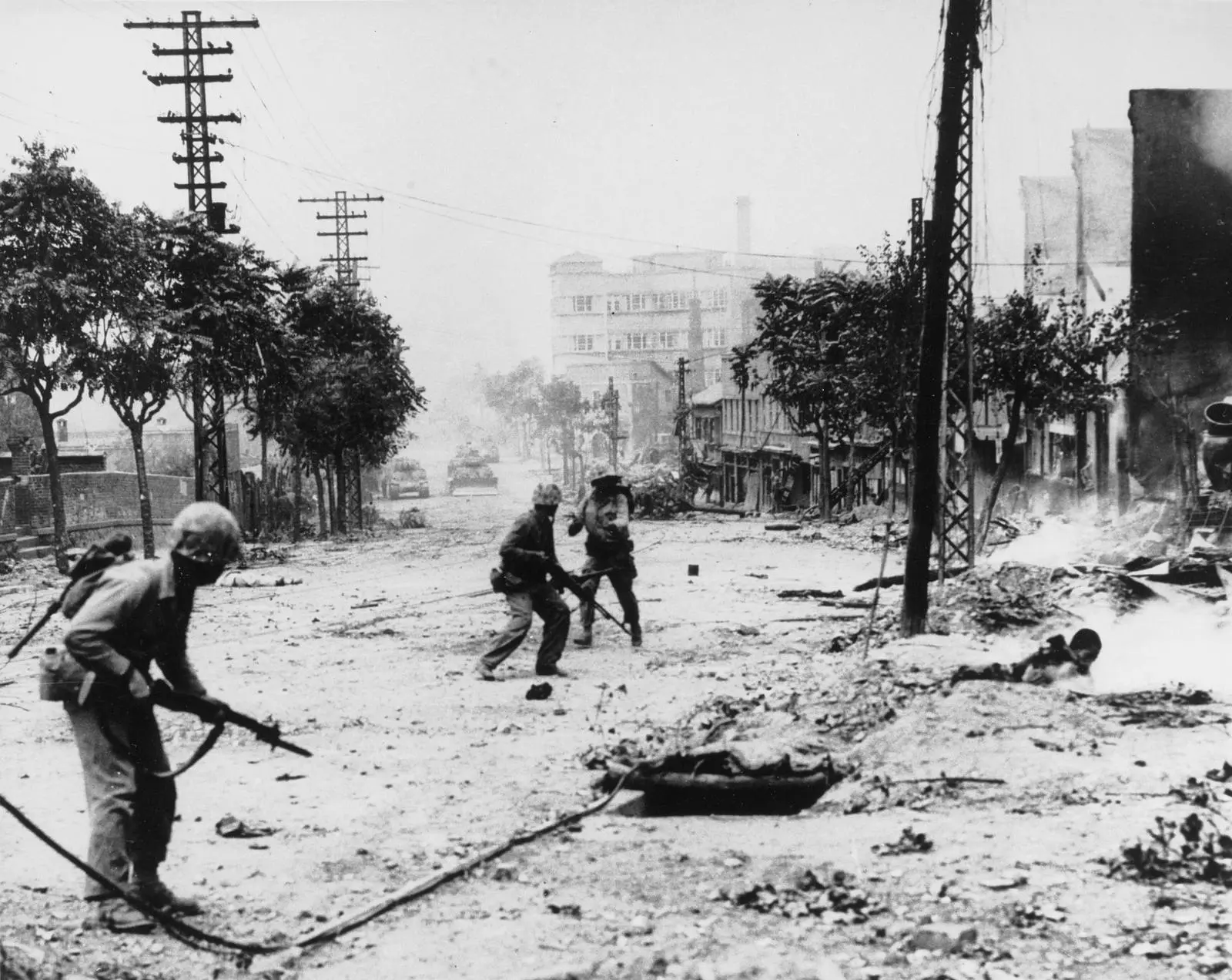 Marines fight down a Seoul boulevard during the liberation of the capital, September 1950 (NH 96378).
