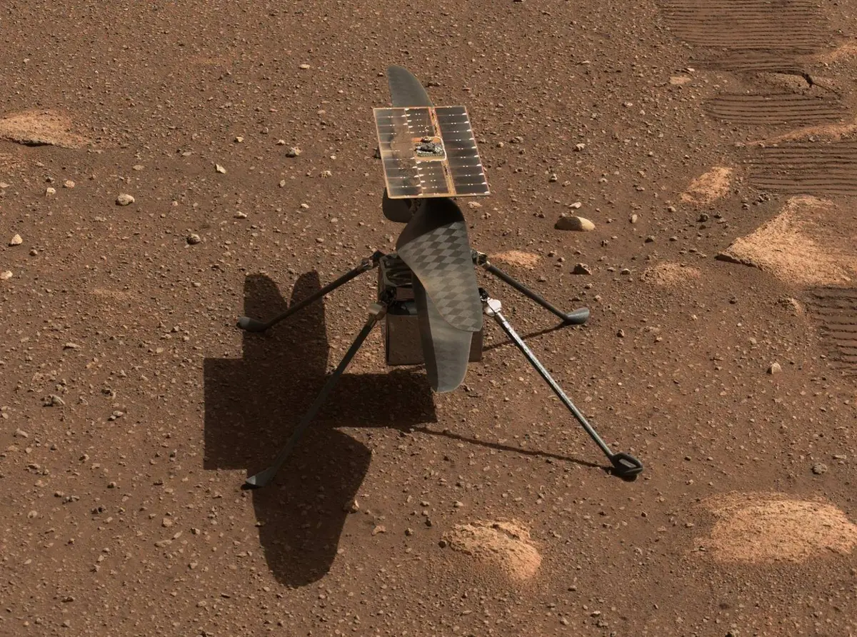 Mastcam-Z close-up of Ingenuity standing alone on Mars after dropping from Perseverance's belly, 5 April 2021