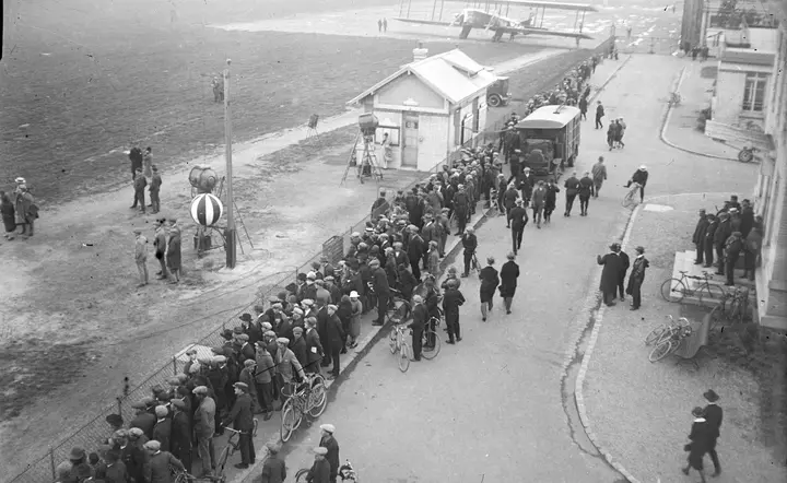 Crowds gather at Le Bourget airfield outside Paris ahead of Lindbergh's arrival, May 1927.
