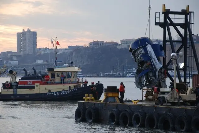 A crane lifts Flight 1549's missing left engine from the bottom of the Hudson, 23 January 2009