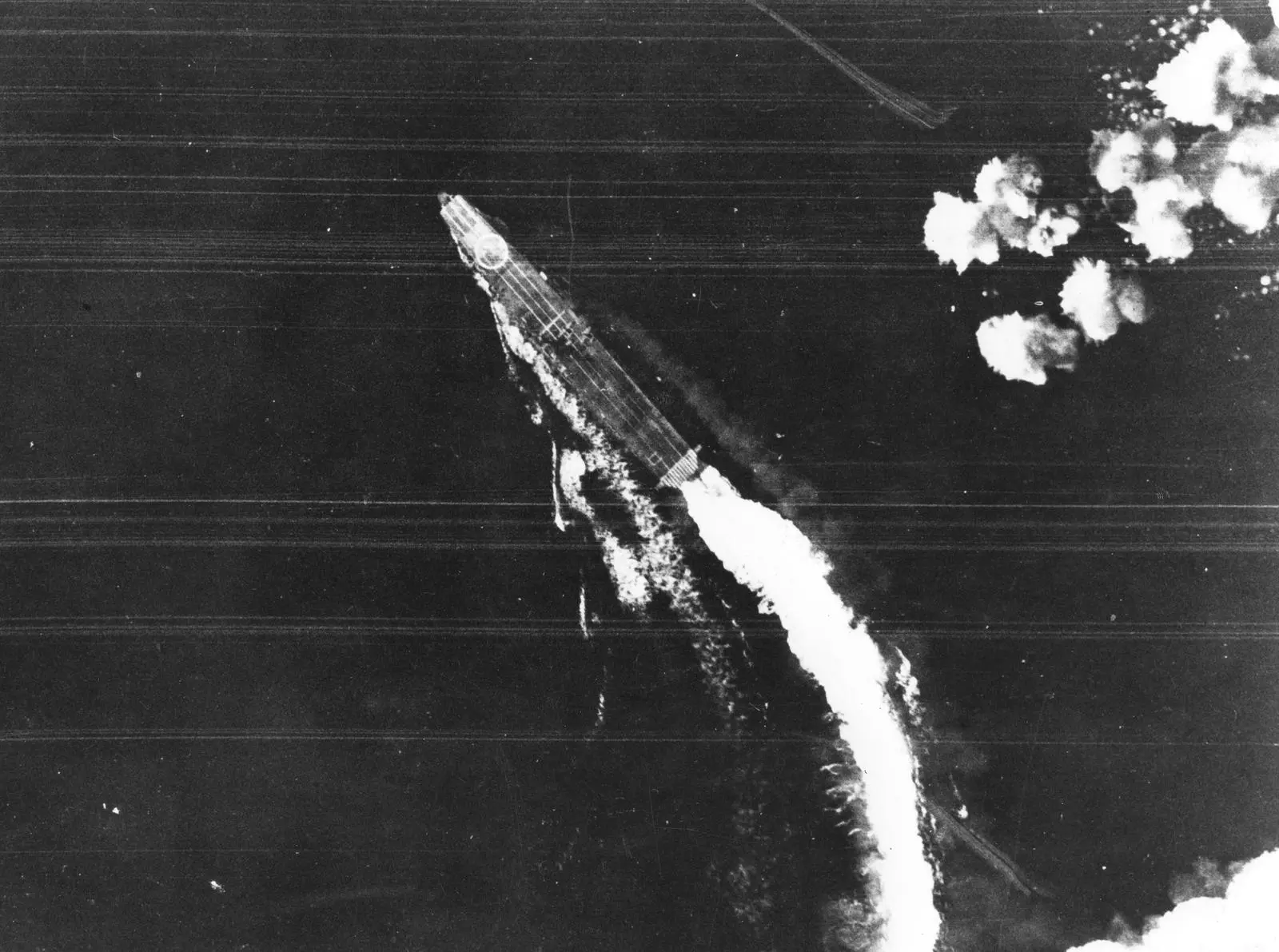 Hiryu swings hard to dodge bombs from Army B-17s high overhead, 4 June 1942 (USAF-3725).