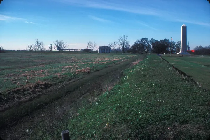 The Rodriguez Canal today, with the rebuilt rampart on the right and the Chalmette Monument beyond.