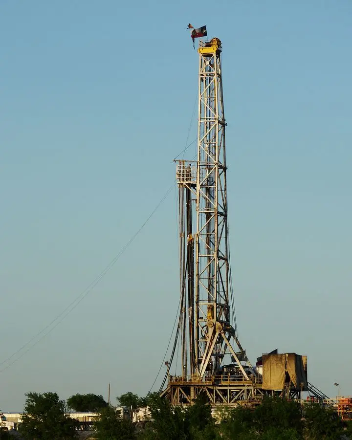 A gas drilling rig in the Barnett Shale near Alvarado, Texas, 2008, the formation George Mitchell spent seventeen years cracking. No free portrait of George P. Mitchell is available.