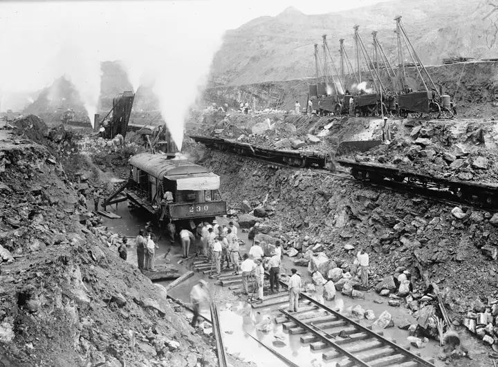 Steam shovel No. 230, one of the two that met at the bottom of the Culebra Cut in May 1913, at work on the floor of the Cut, 1913