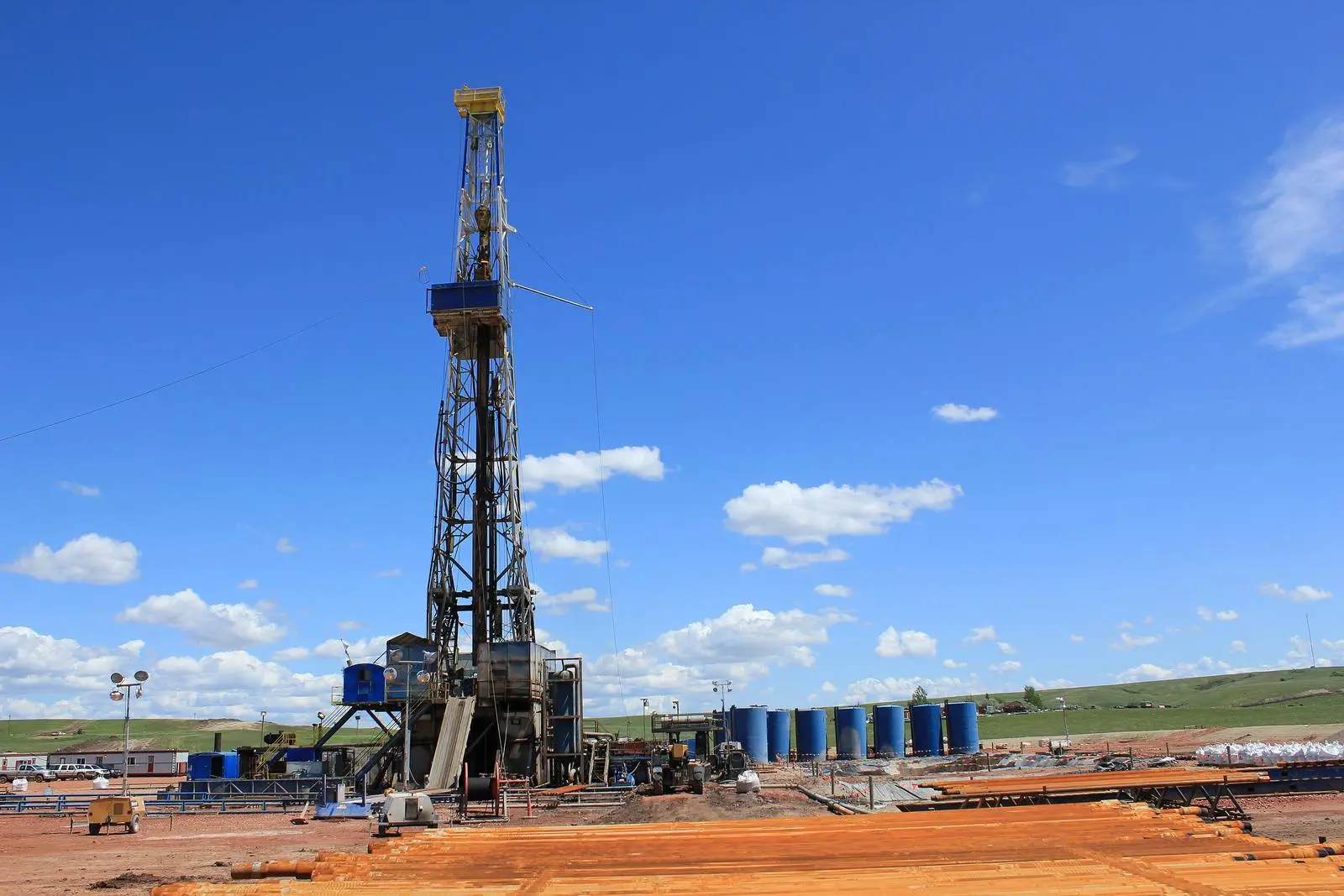 A drilling rig works the Bakken oil field near Williston, North Dakota, June 2011