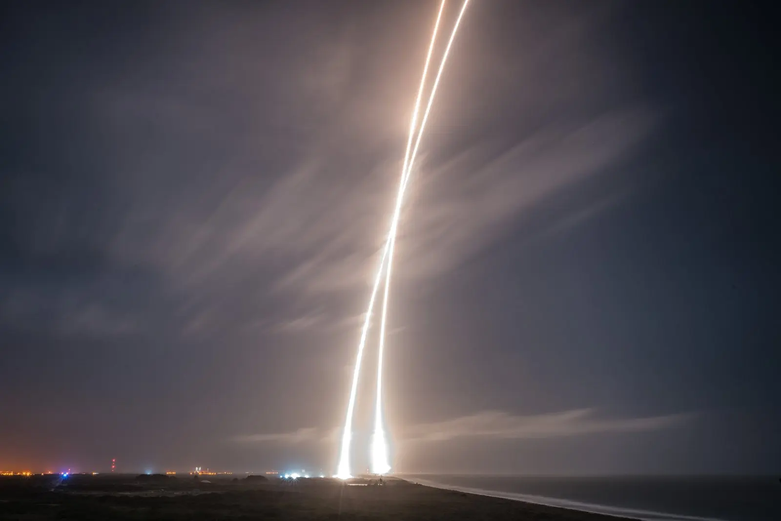 A long exposure traces Falcon 9’s climb and its first stage’s return to Landing Zone 1, Cape Canaveral, 21 December 2015.