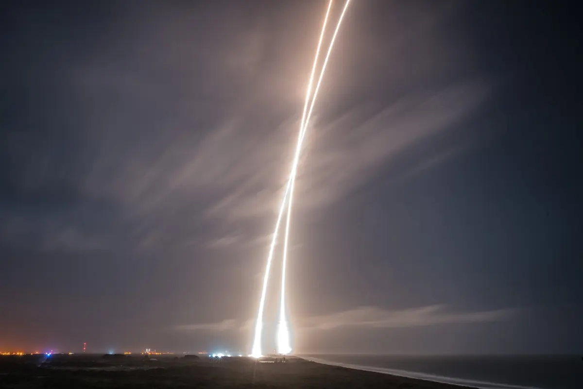 A long exposure traces Falcon 9’s climb and its first stage’s return to Landing Zone 1, Cape Canaveral, 21 December 2015.