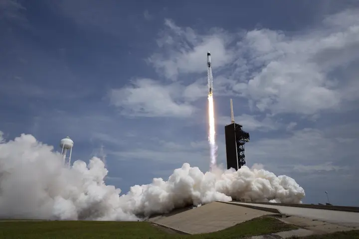 Falcon 9 lifts off from Launch Complex 39A with NASA astronauts Bob Behnken and Doug Hurley aboard Crew Dragon, 30 May 2020.
