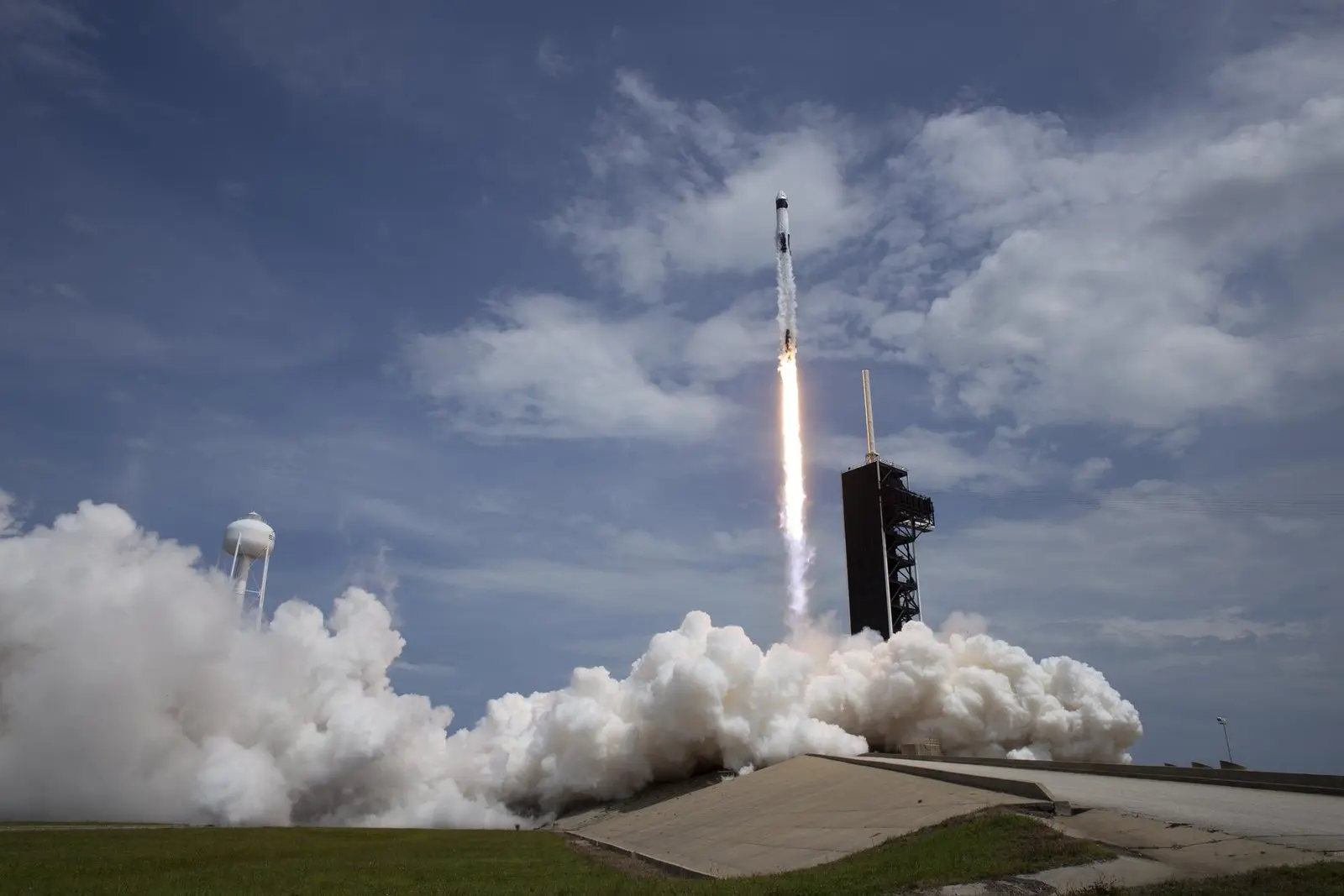 Falcon 9 lifts off from Launch Complex 39A with NASA astronauts Bob Behnken and Doug Hurley aboard Crew Dragon, 30 May 2020.