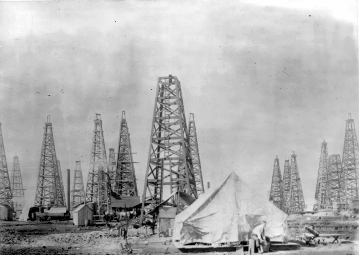 Derricks crowd Spindletop Hill as the boom takes hold, 1901