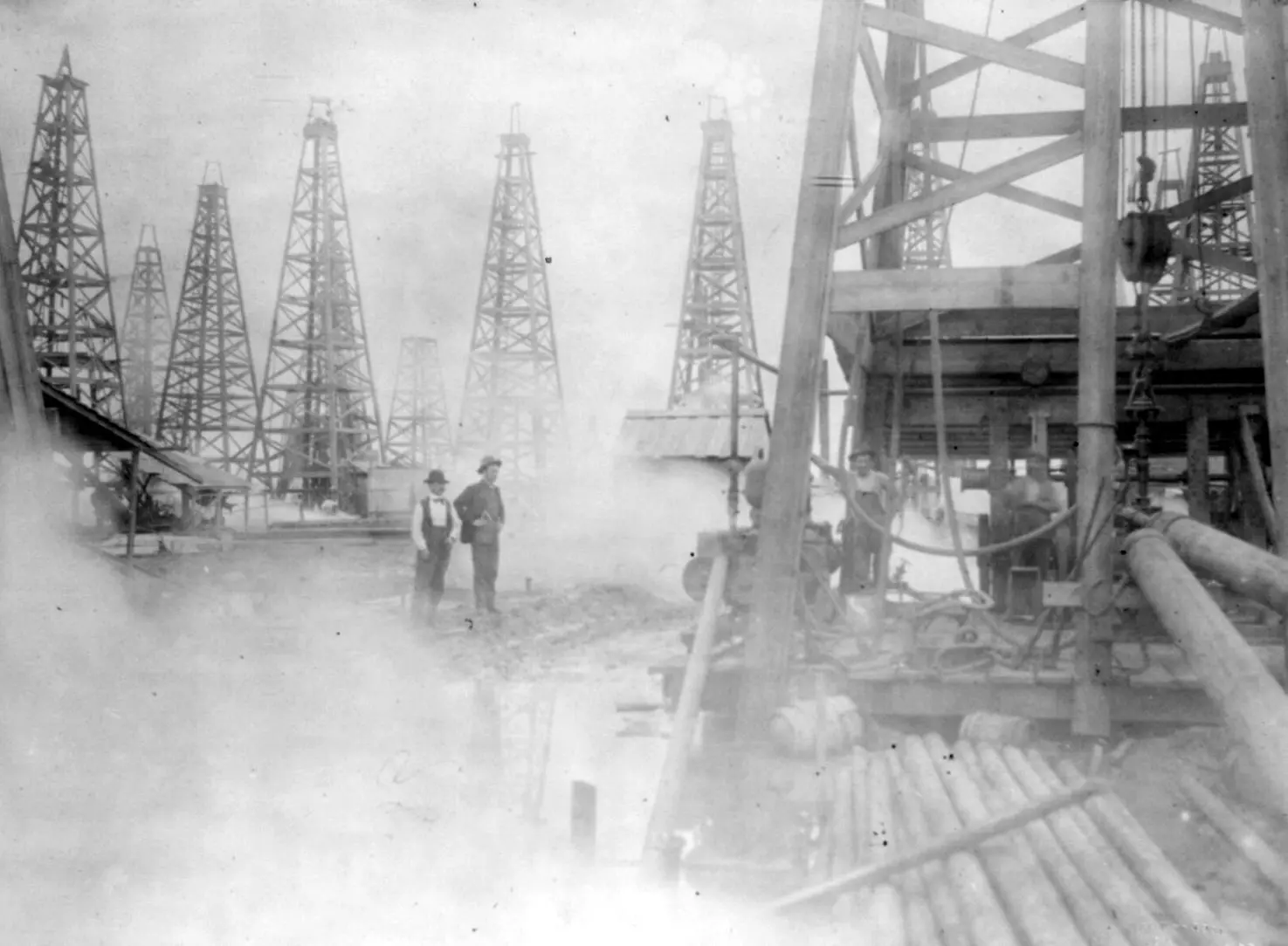 A crew sinks a new well among the derricks at Spindletop, 1901