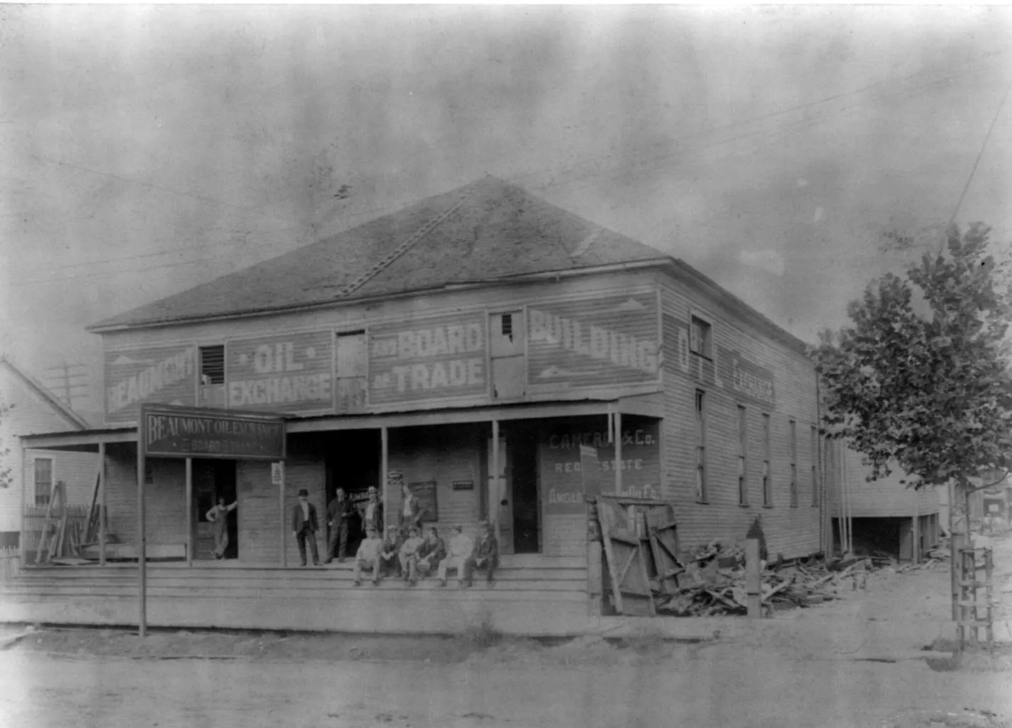 Oilmen outside the Oil Exchange and Board of Trade building during the Spindletop boom, 1901