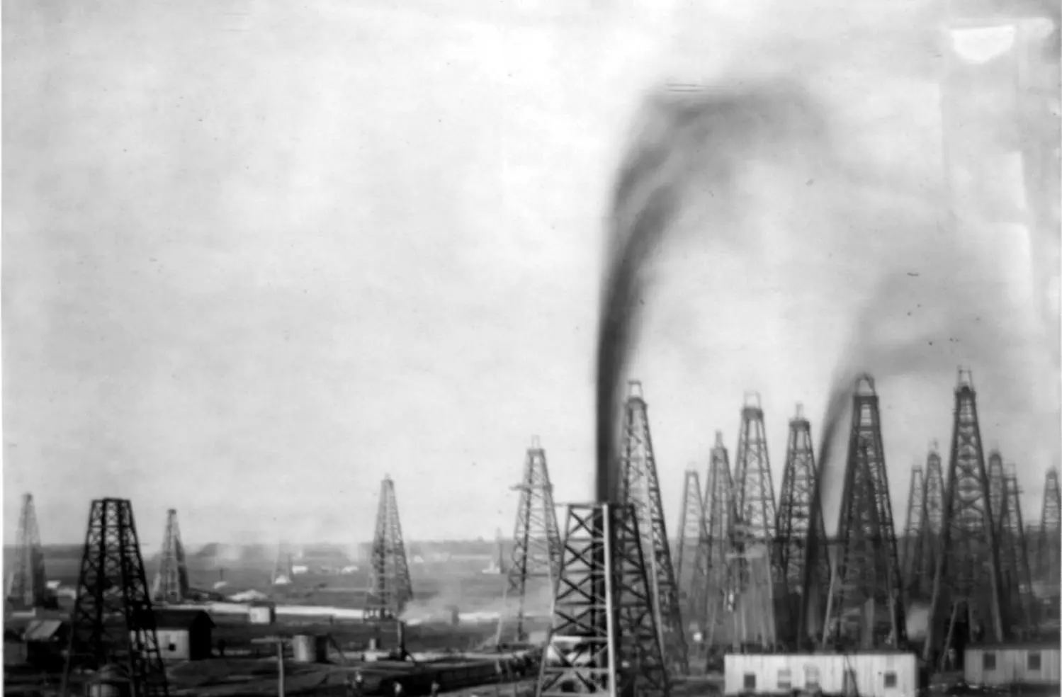 The Heywood No. 2 gusher blows above the forest of derricks on Spindletop Hill, 1901
