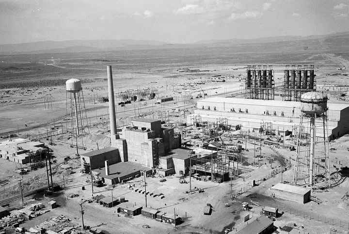 Hanford's 100-B Area in 1944, with B Reactor, the first full-scale plutonium production reactor in the world, at center.